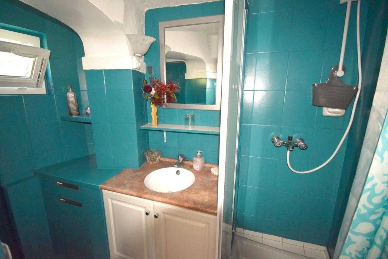 Studio Climatise Et Sa Terrasse Privee En Villa La Trinité Dış mekan fotoğraf